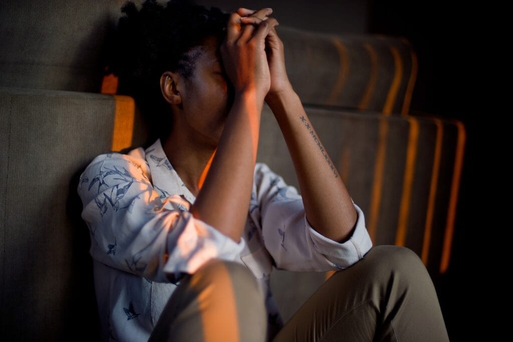 This woman suffers in digital burnout and its impact on mental health.