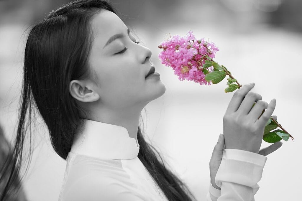 How to treat girls through active listening and emotional understanding in a healthy relationship.