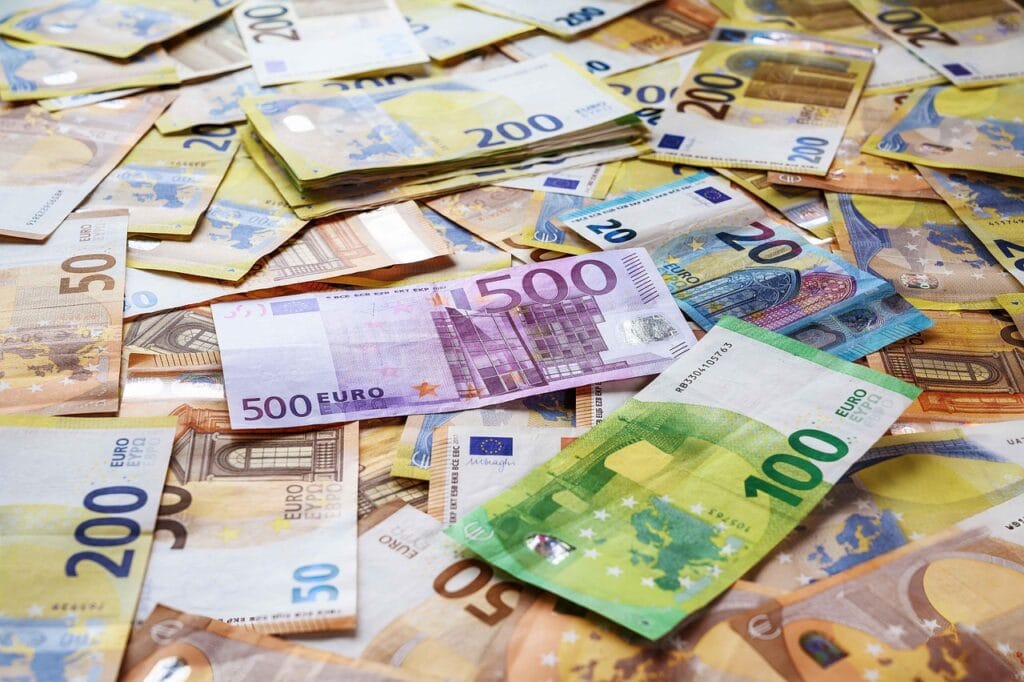 The image of currency tells us the secrets of high net wealth.