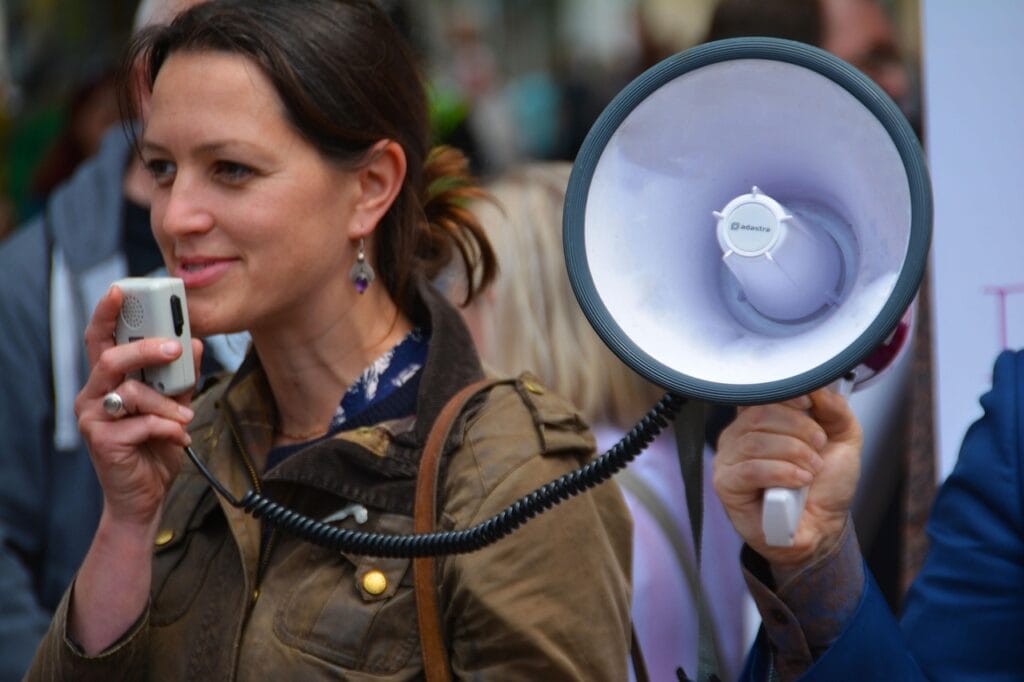 The image tell us the methods about how to overcome public speaking anxiety.