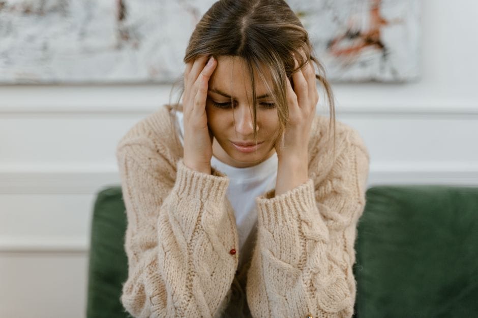 The image is telling us that how to distinguishing a spiritual emergency vs psychological distress.